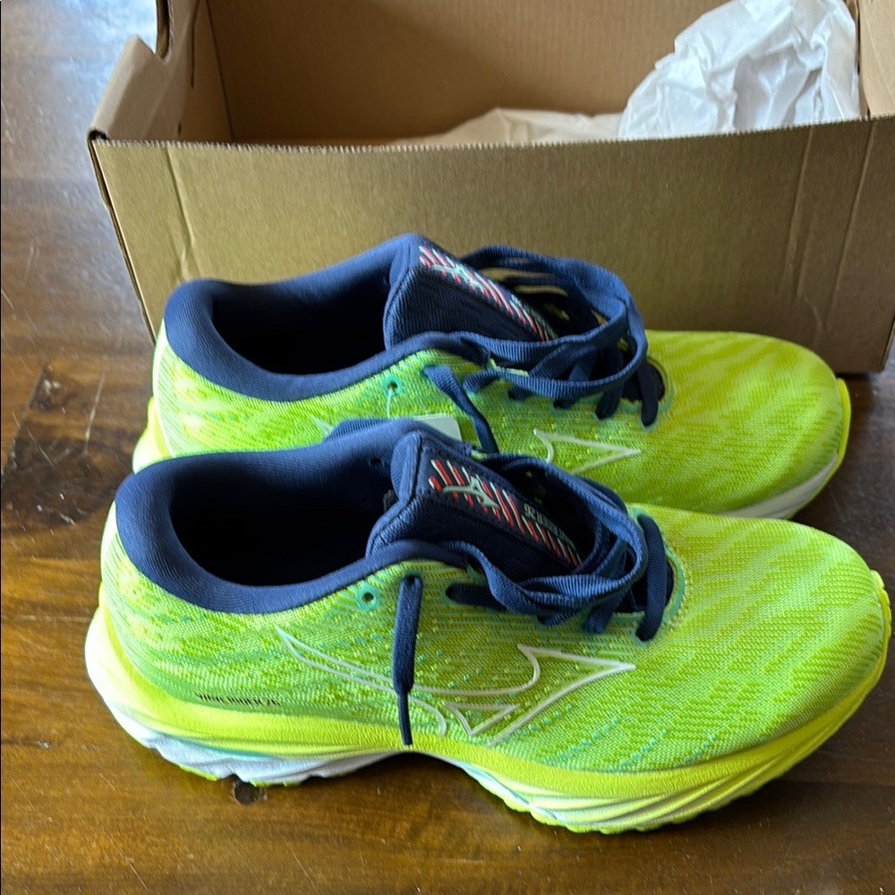 Mizuno Women’s Running Shoes wave runner 26, size 6, Neon, new in box
